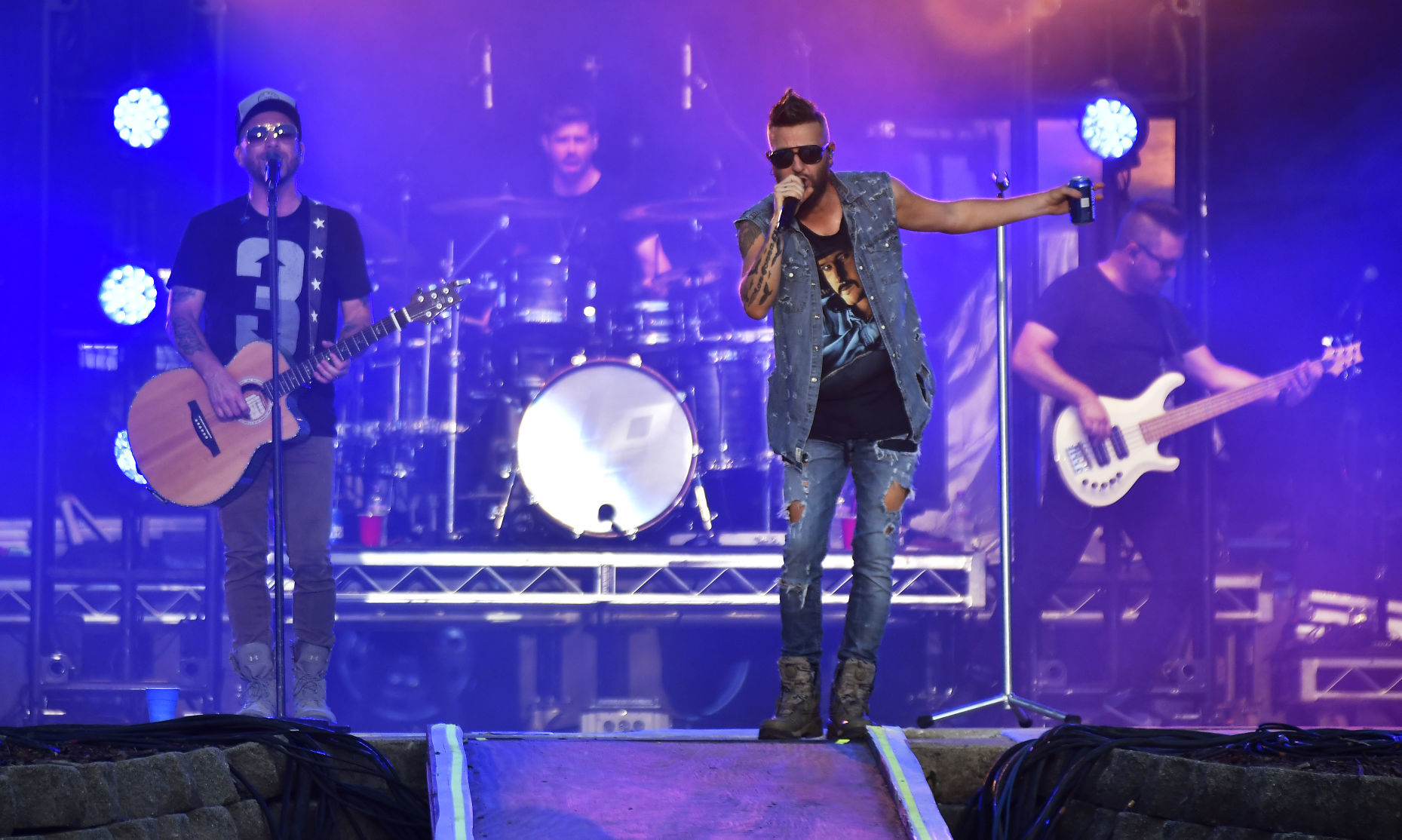 COUNTRY THUNDER